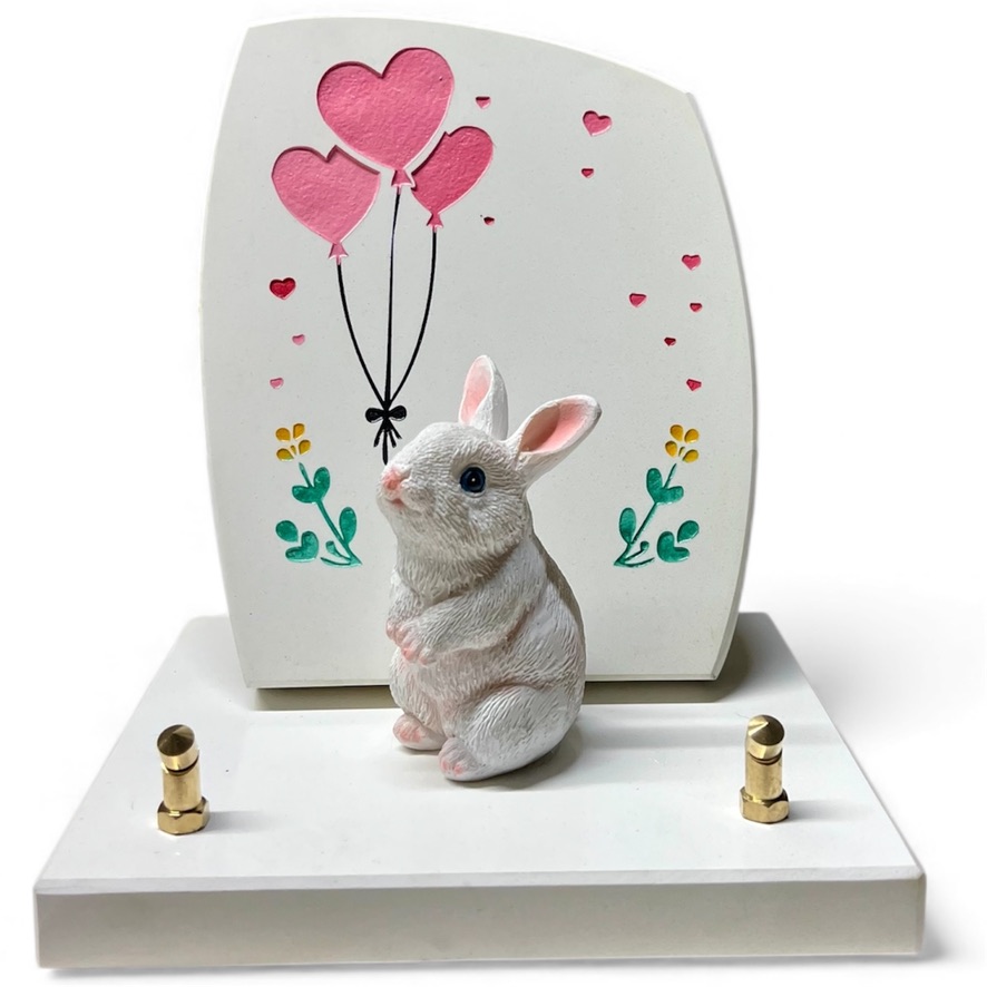 Lapin sur socle : Plaque funéraire enfant avec sculpture de lapin blanc et ballons coeurs, articles funéraires personnalisés