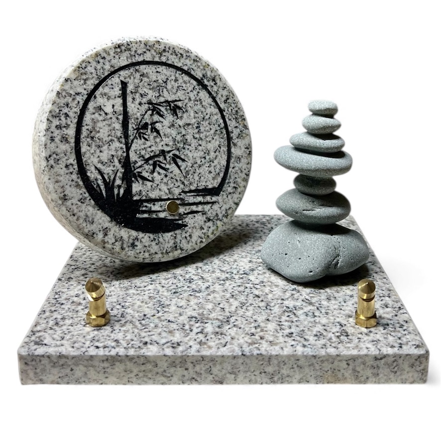 plaque funéraire en granit avec cairn
