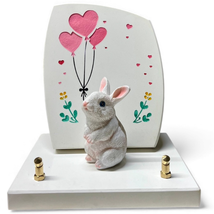 Plaque funéraire en marbre avec un lapin en céramique et ballons rose pour enfant